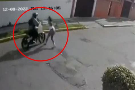 [video] Ladrón Asalta A Mujer Y Ella Lo Derriba Con Todo Y Motocicleta