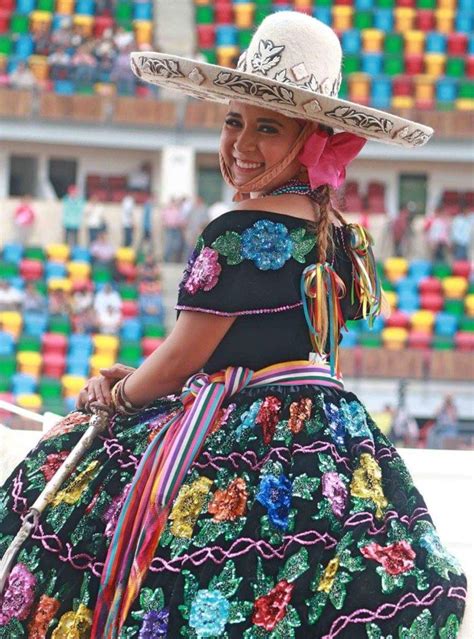 Pin De Herradura De Oro En Charreria Vestidos Mexicanos Bordados