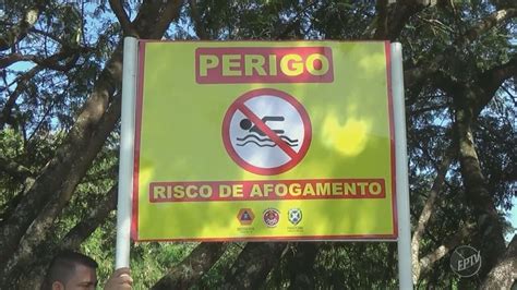 Placas de alerta sobre o risco de afogamento são instaladas em rios de