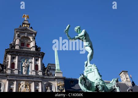 Statua Di Silvius Brabo Ad Anversa In Belgio La Fontana Di Brabo