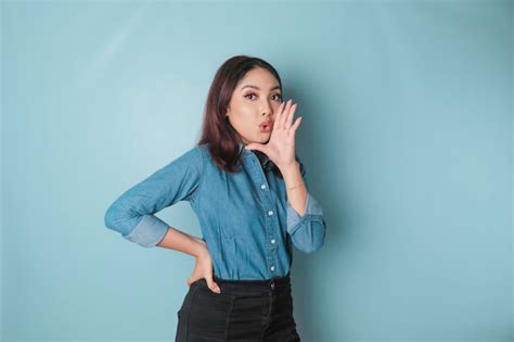 Mujer Hermosa Joven Con Una Camisa Azul Gritando Y Gritando Fuerte A Un