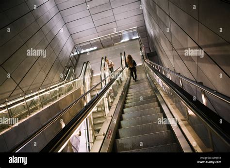 Rolltreppe Zum Bahnhof Fotos Und Bildmaterial In Hoher Aufl Sung Alamy