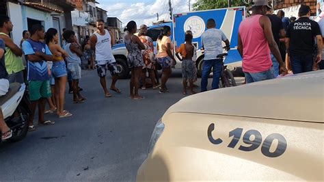 Homem é morto dois tiros na cabeça na porta de casa em Feira de Santana