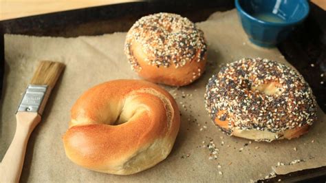 The Easiest Way To Turn A Plain Bagel Into An Everything Bagel Lifehacker