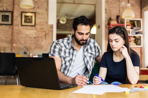 Dois Freelancers Homem Barbudo E Menina Morena Trabalhando Laptop