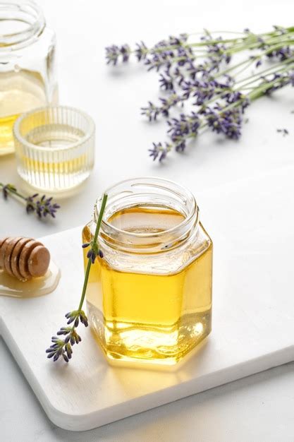 Mel De Lavanda Em Frasco De Vidro Aberto Flores De Lavanda Em Um