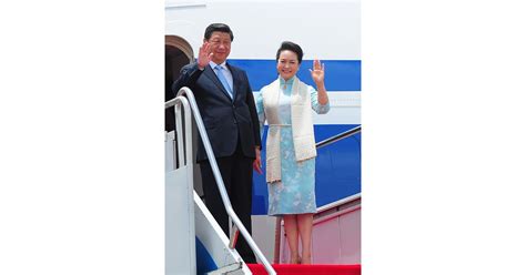 Peng Liyuan Belts Her Scarves | First Lady of China Peng Liyuan Style ...