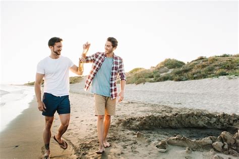 Twee Vrienden Lopen Op Het Strand Gratis Foto