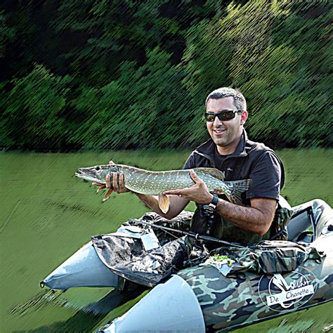 Stage de pêche carnassiers en float tube Auvergne Rhône Alpes Tourisme