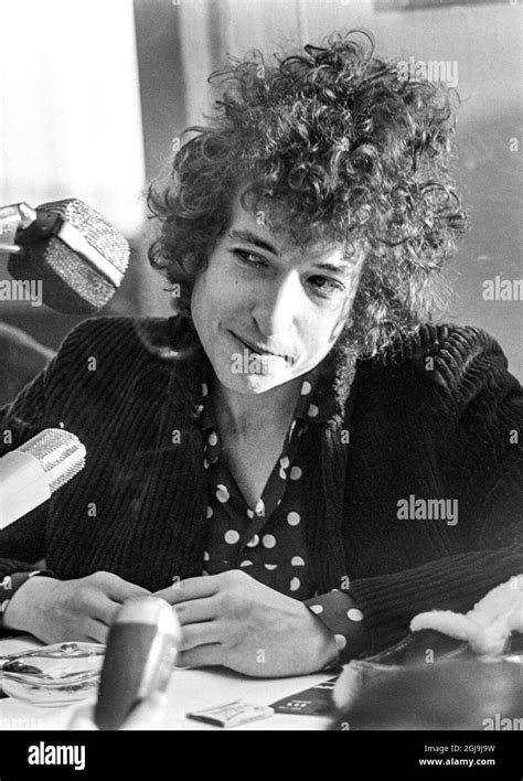 STOCKHOLM 1966-09-28 *For Your FIles* Bob Dylan during anpress ...