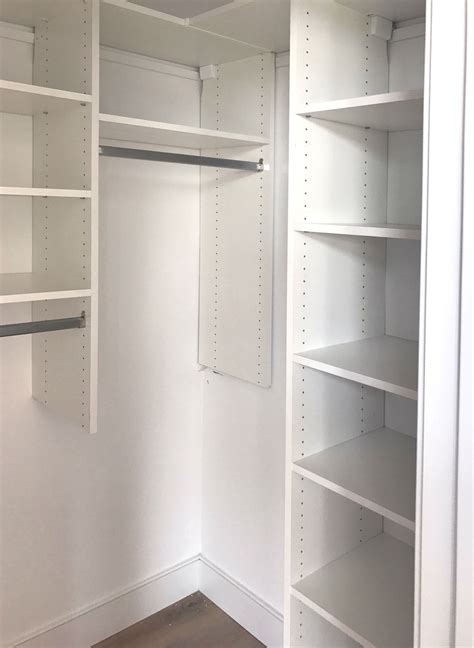 Lots Of Shelves And Hanging In A Small Corner Closet Closetdesign Closet Layout Bedroom