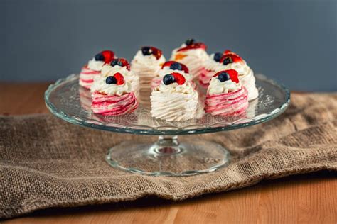 Mini Pasteles Pavlova Con Crema Y Fruta Postres Dulces Foto De