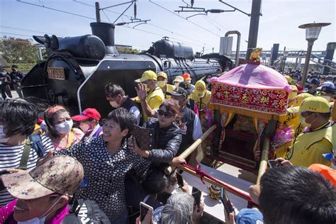 用鏡頭看台灣》白沙屯媽祖首度搭火車 國王號蒸汽火車扮聖駕 翻爆 翻報