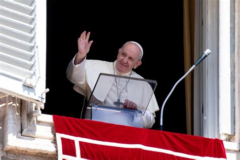 Covid 19 Papa Francisco aparece de máscara pela primeira vez em