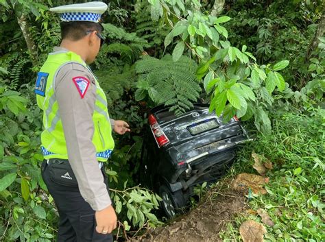 Membawa Penumpang Avanza Terjun Ke Jurang Liku Sembilan Bengkulu Tengah