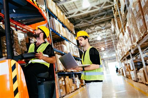 El Trabajador De Warehouse Que Hace Log Stica Trabaja Con El Cargador