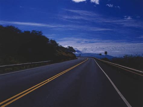 无人横图室外白天正面消失点旅游度假草地草坪岛屿美景植物道路路公路夏威夷美国阴影光线影子景观云云朵