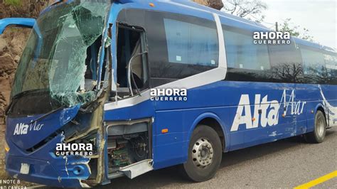 Autob S De Altamar Choca Contra Camioneta Pasajera En Tlapa Fallecen