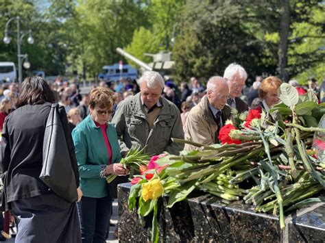 Gedenkzeremonie Mit Kranzniederlegung Am Sowjetischen Ehrenmal Im