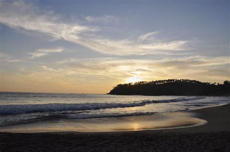 Una Puesta Del Sol Hermosa En La Playa Imagen De Archivo Imagen De