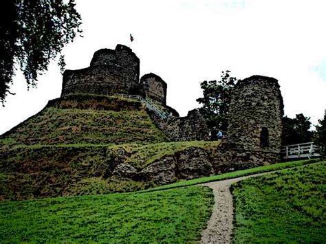 Medieval-Castle-History-Moat-Bailey-Castle Picture