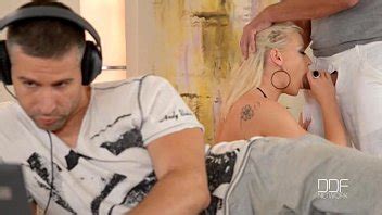 Bombshell Vicktoria Redd recibe doble penetración y se corre muy duro XVIDEOS