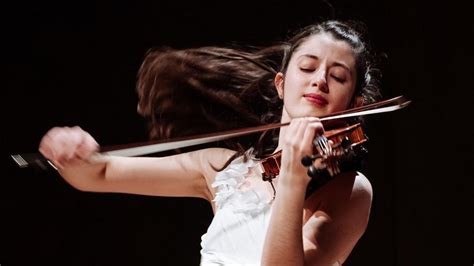 La Violinista Mar A Due As Gana El Premio Princesa De Girona