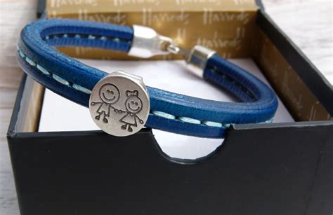 Pulsera De Cuero Regaliz Pespunteado En Color Azul Con Entrepieza De