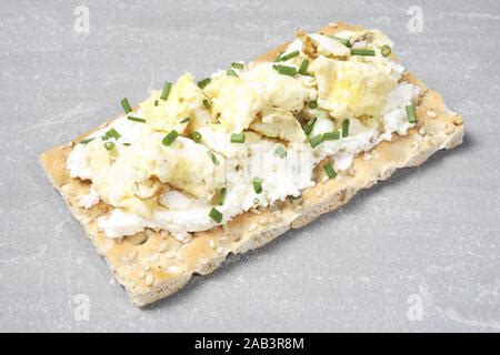 Knaeckebrot Mit Frischkaese Ruehrei Und Tomate Stock Photo Alamy