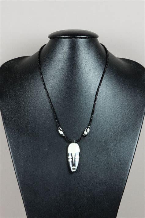 Collier Avec Pendentif En Os