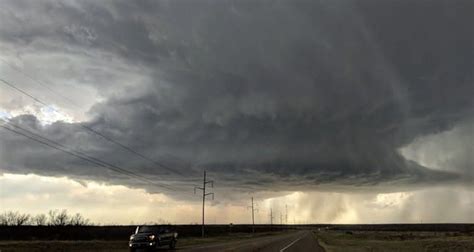 Impressive Shelf Cloud Forms as Severe Thunderstorm Hits Texas