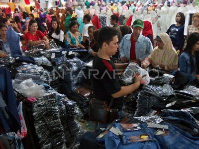 Belanja Kebutuhan Lebaran Antara Foto