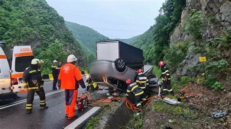 Accident grav pe Valea Oltului Un șofer a murit după ce s a răsturnat