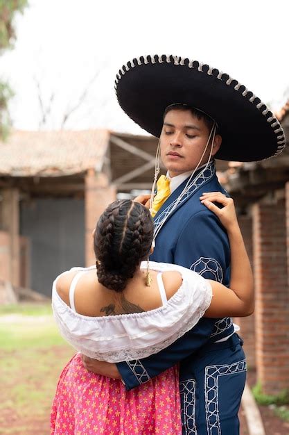 Pareja Latina De Bailarines Vestidos Con Trajes Tradicionales Mexicanos