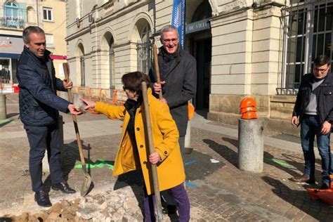 Sabl Le Maire Donne Le Coup D Envoi Des Travaux Place Rapha L Eliz