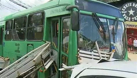 Passageiro E Motorista Discutem E ônibus Causa Acidente Em Curitiba