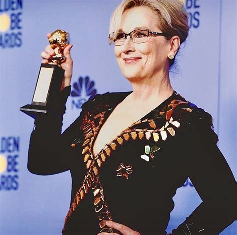 Meryl at the 2017 Golden Globes 😊💚 | Celebrities, Actresses, Meryl streep