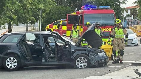 Un Aparatoso Choque Entre Dos Coches En Santiago Se Salda Con