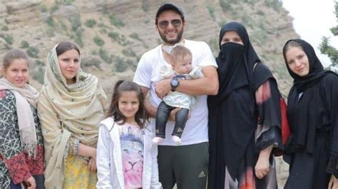 Shahid Afridi Shares A Romantic Note For Wife Nadia Afridi On Their