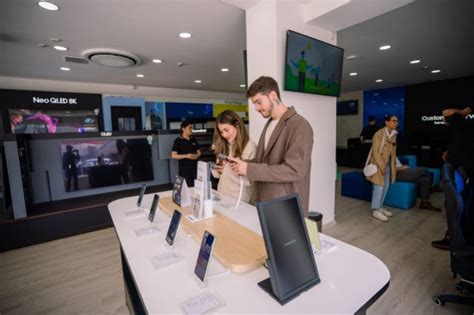 Samsung Abre En Quito Nuevo Espacio Que Combina Lo Mejor Para Ti Centro De Experiencia Y Taller