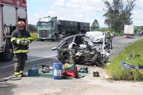 Motorista Morre Ap S Carro Ficar Destru Do Em Colis O Frontal