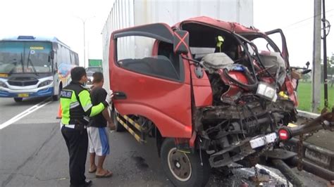 Truk Paket Tabrak Truk Kontainer Parkir Di Pinggir Jalan Kenek Tewas