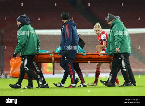 Vivianne miedema injury hi-res stock photography and images - Alamy