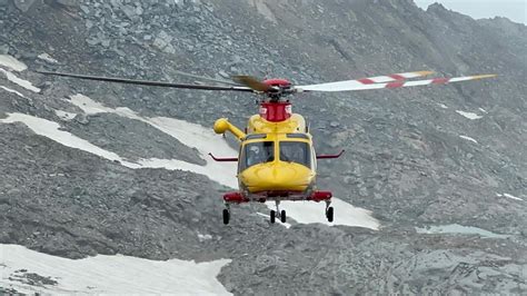 Due Alpinisti Sono Bloccati Sul Massiccio Del Monte Bianco Mentre Altri