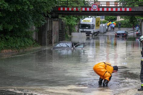 Unwetter in Bayern Auto versinkt bis zur Frontscheibe in überfluteter