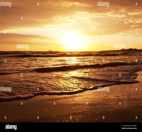 Sunset View On Pacific Ocean Coast In Hawaii Stock Photo Alamy