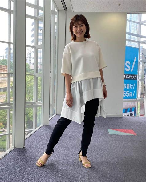 潮田玲子さんのインスタグラム写真 潮田玲子instagram「今週のグッドモーニングの衣装です🙋‍♀️☝️ ブラウスパンツ