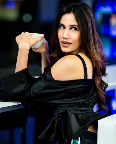 Sonnalli Seygall Hot N Spicy Photostills