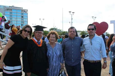 Se gradúa de ingeniería industrial a sus 78 años Periódico El Sol de