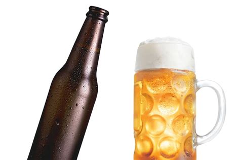 Botella De Cerveza Aislada Sobre Un Fondo Blanco Foto Premium